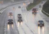 雨天驾车出行，哪类路面最容易发生侧滑？