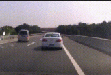 高速上爆胎，为何不能乱动方向盘、急刹车？